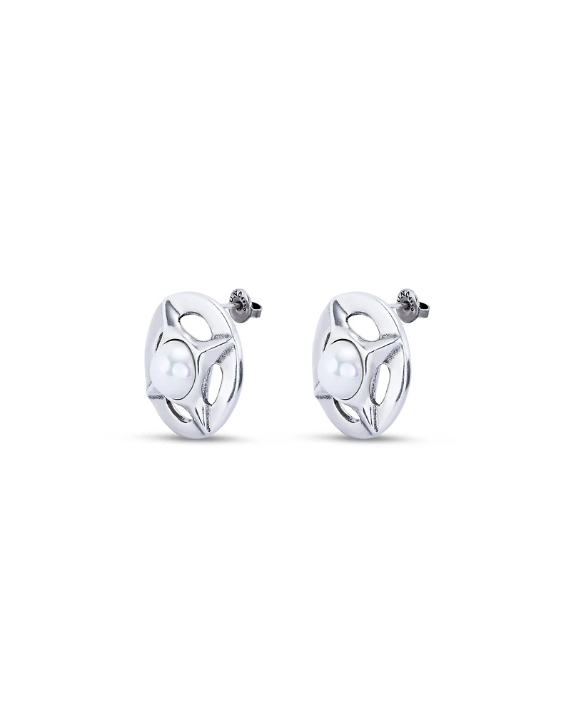 Stud earrings with pearl