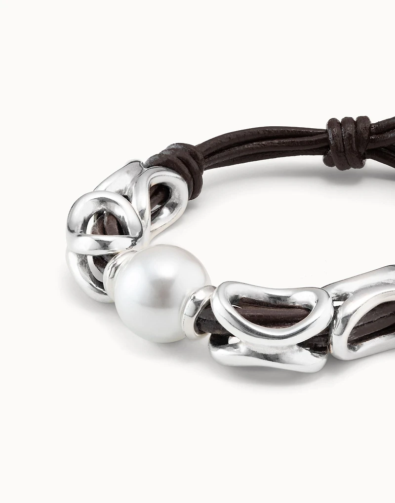 Leather bracelet with oval links and central pearl