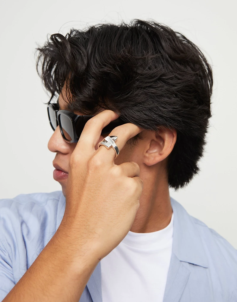 Ring with curved lines