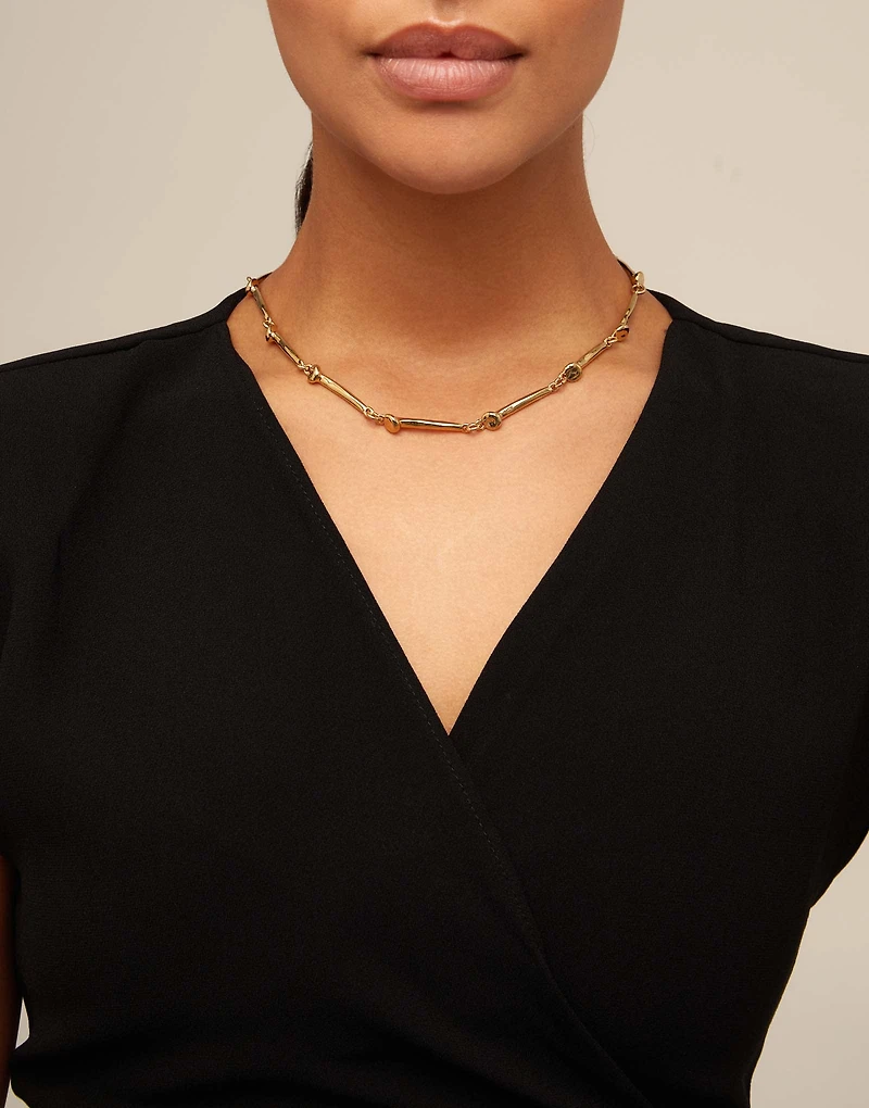 Short necklace with nail-shaped pieces