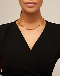 Short necklace with nail-shaped pieces