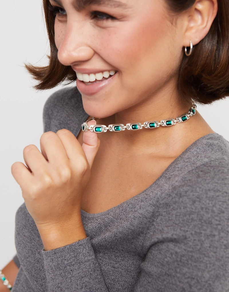 Short necklace with green crystals