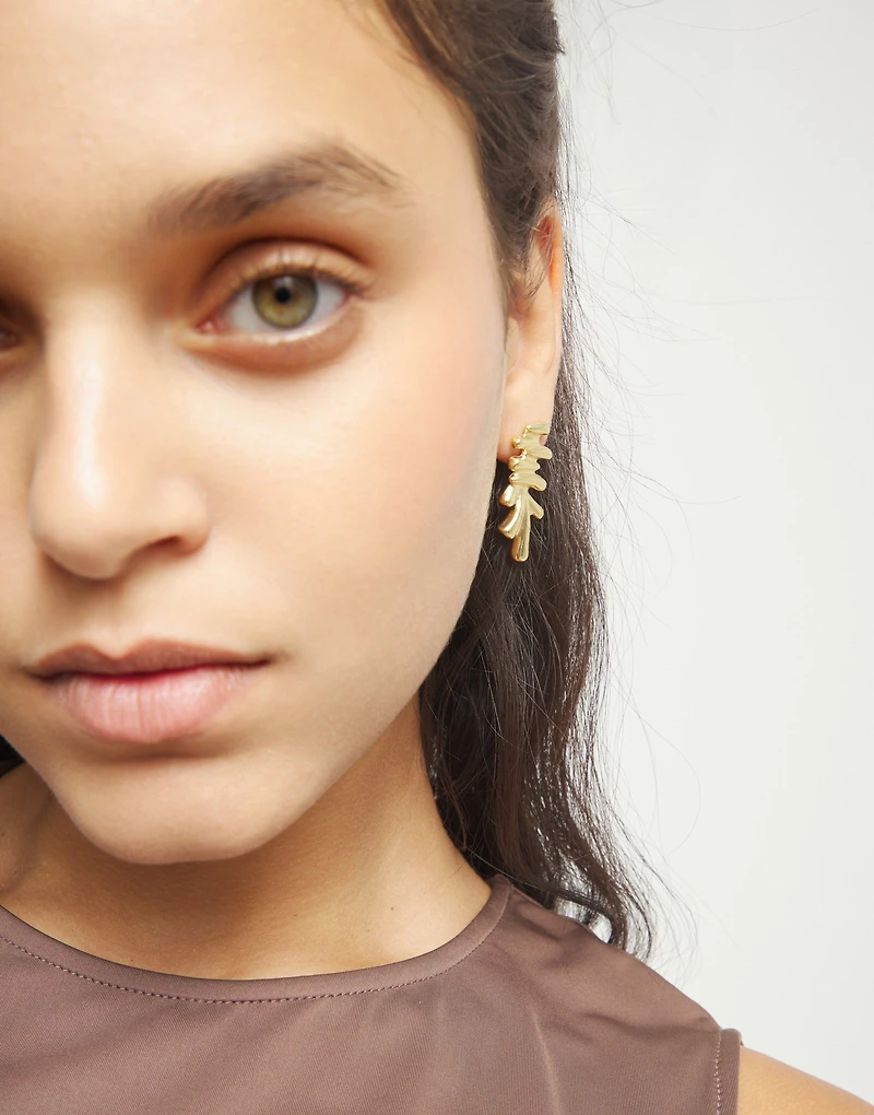 Elongated earrings with an irregular shape