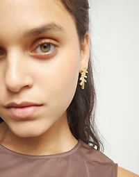 Elongated earrings with an irregular shape