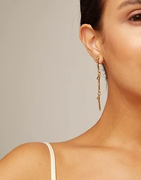 Drop eearrings with the iconic UNOde50 nail