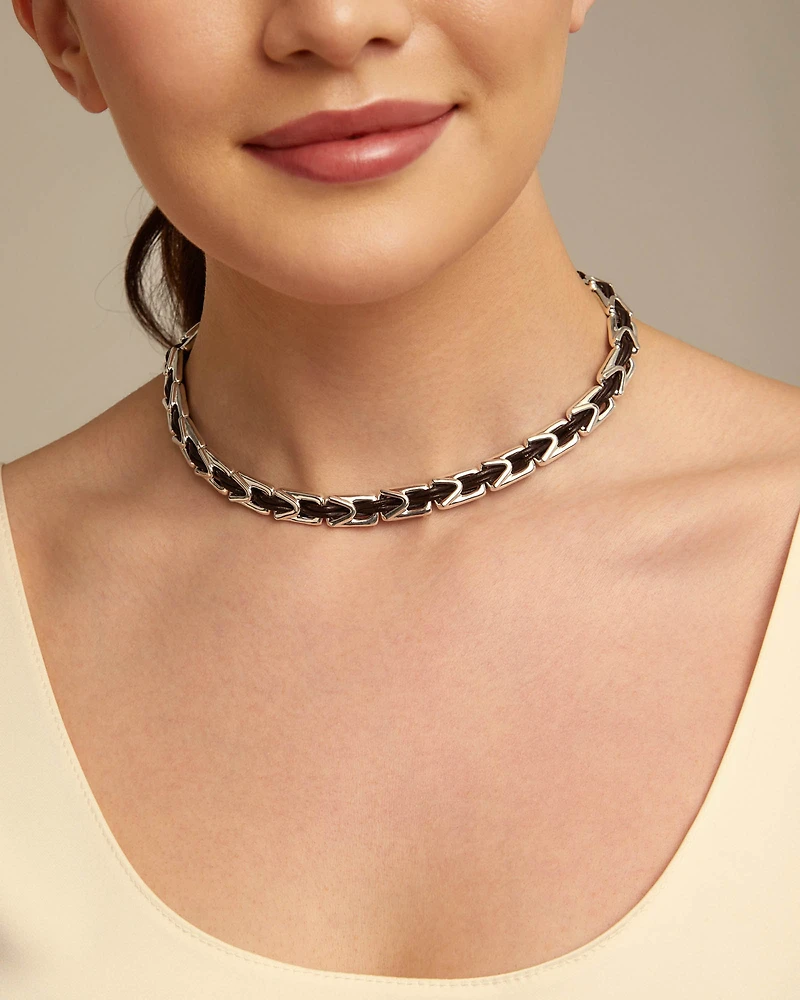 Short leather necklace with links