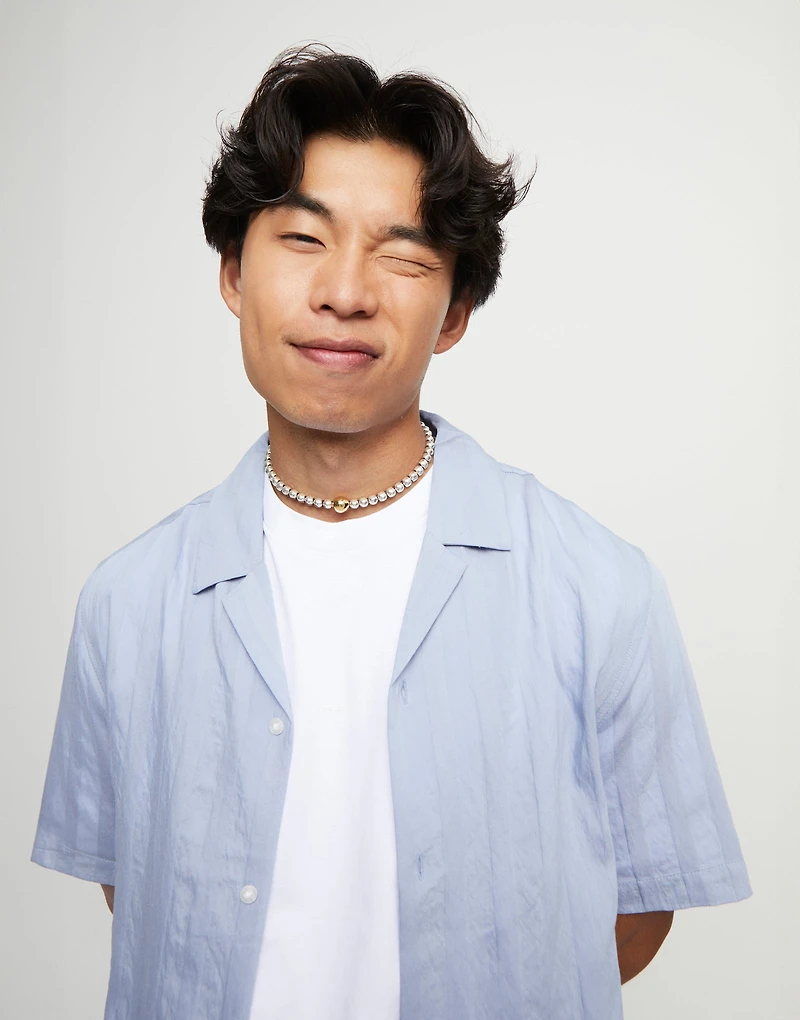 Beaded short necklace with larger central bead