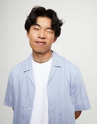 Beaded short necklace with larger central bead