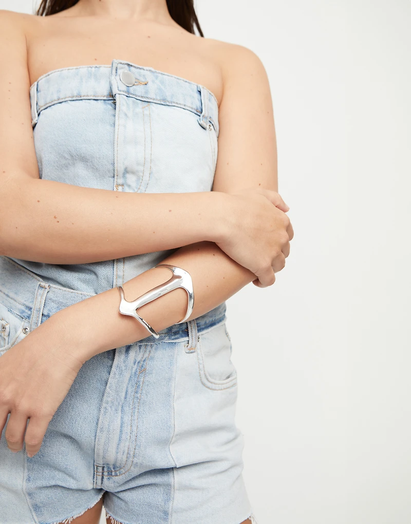 Cuff bracelet with manta ray structure