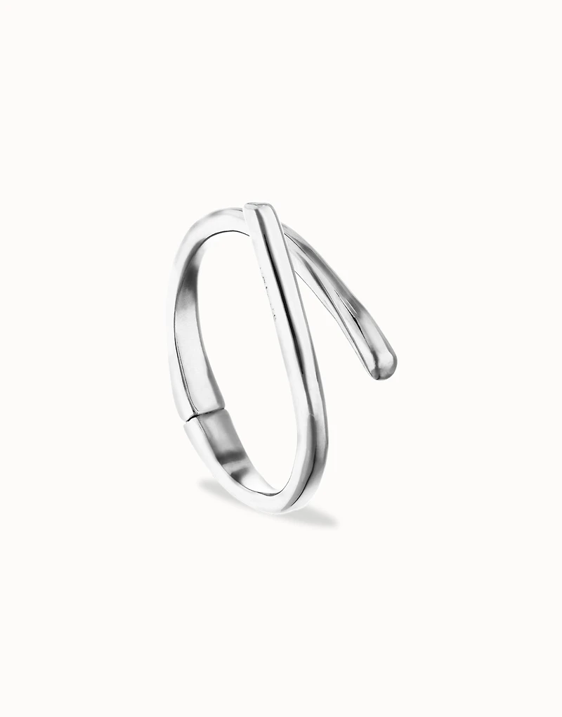 Bangle bracelet with intertwined organic shapes