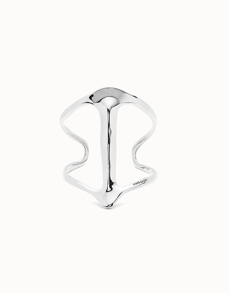 Cuff bracelet with manta ray structure