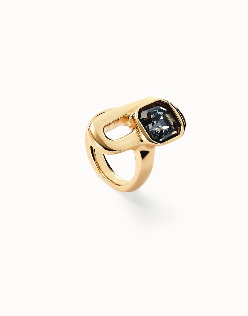 Ring with black crystal
