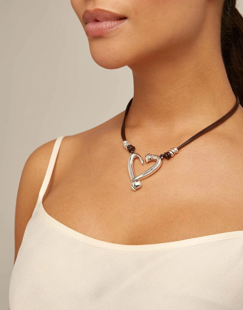 Short leather necklace with a heart