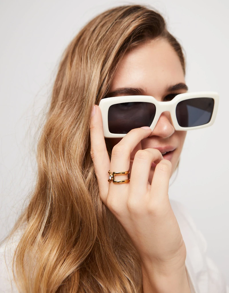 Double ring with white topaz