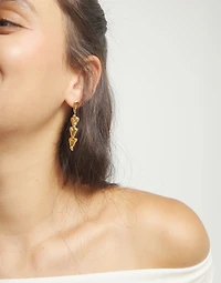 Drop earrings with chained hearts