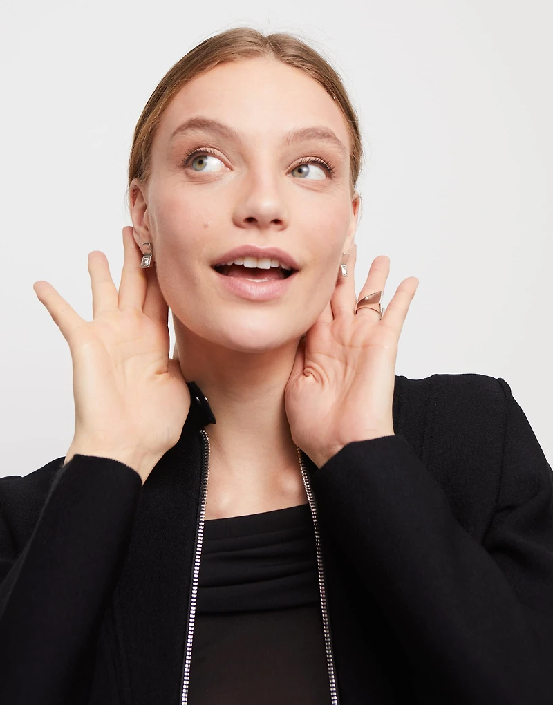 Stud earrings with white crystal