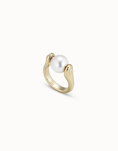 Ring with small pearl