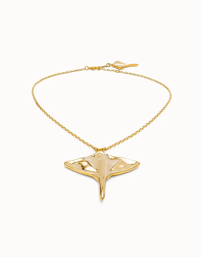 Short chain pendant necklace with manta ray