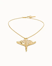 Short chain pendant necklace with manta ray
