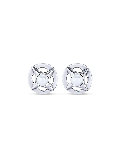 Stud earrings with pearl