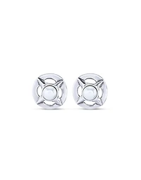 Stud earrings with pearl