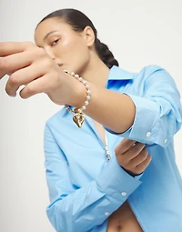 Bead bracelet with heart detail