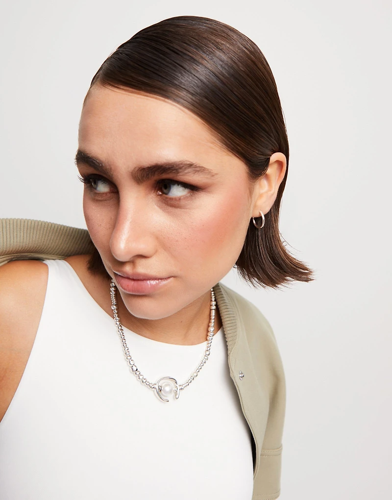 Short necklace with pearl