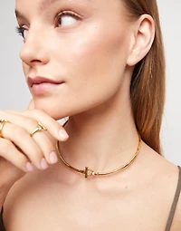 Choker necklace with front clasp and white topaz