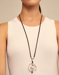 Necklace with leather and pearl