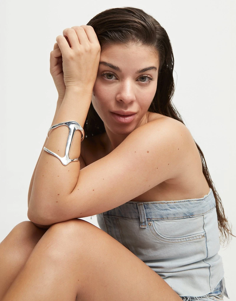 Cuff bracelet with manta ray structure