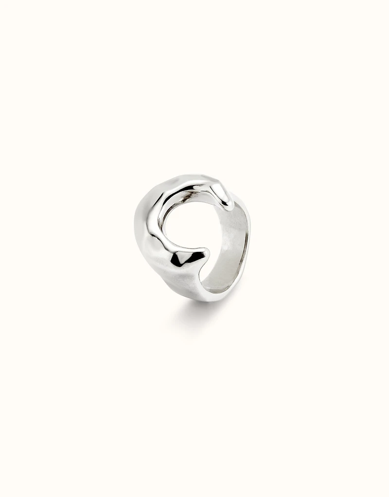 Ring with the shape of a moon