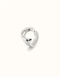 Ring with the shape of a moon