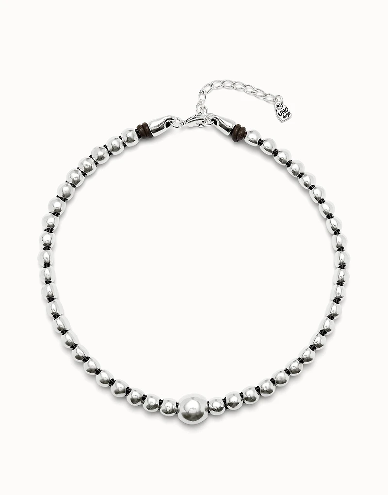 Beaded short necklace with larger central bead