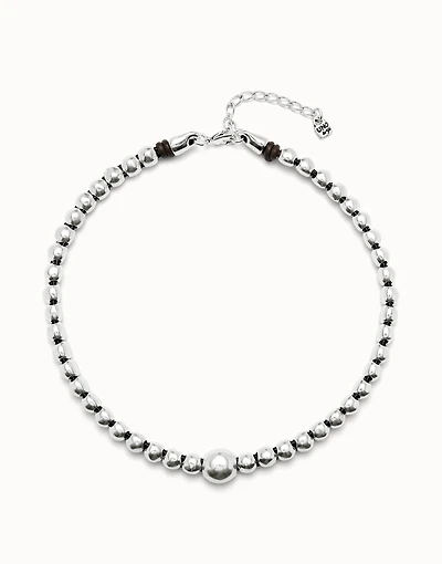 Beaded short necklace with larger central bead