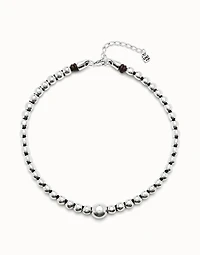 Beaded short necklace with larger central bead