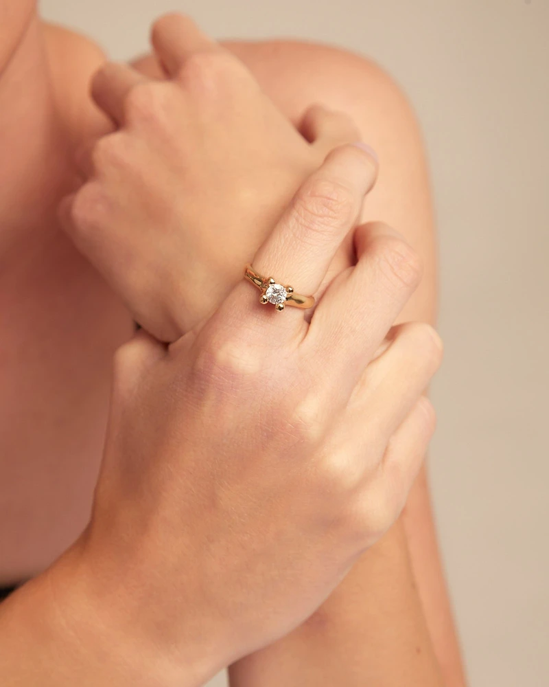 Ring with white zirconia