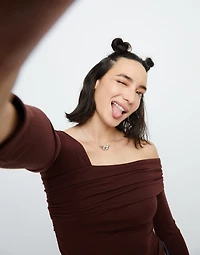 Necklace with intertwined carabiner detail