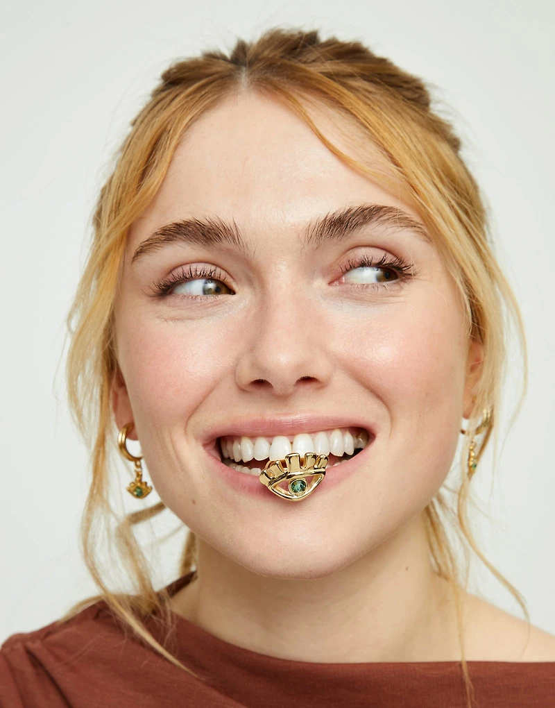 Eye-shaped ring with faceted green crystal