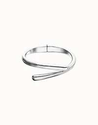 Bangle bracelet with intertwined organic shapes