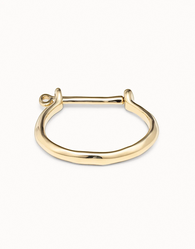 Bangle bracelet with a shackle shaped clasp