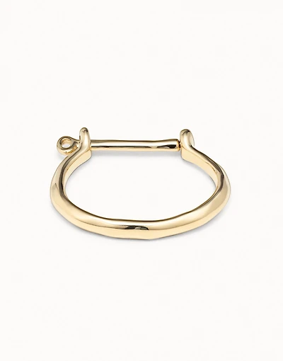 Bangle bracelet with a shackle shaped clasp