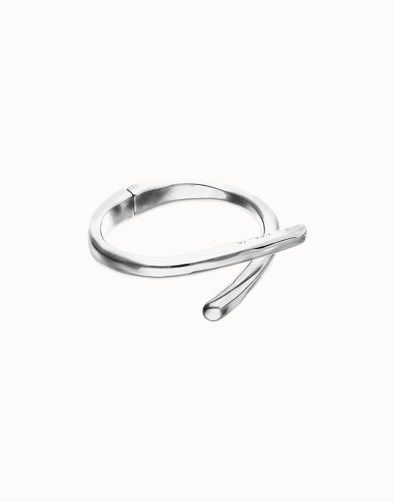 Bangle bracelet with intertwined organic shapes