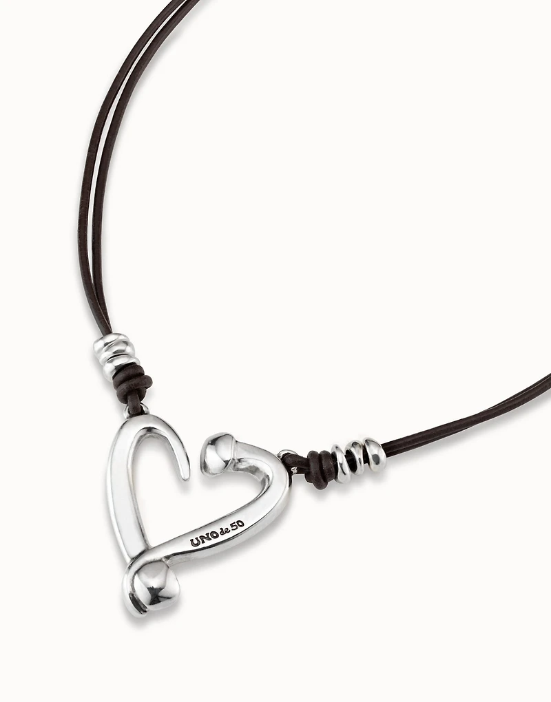 Short leather necklace with a heart