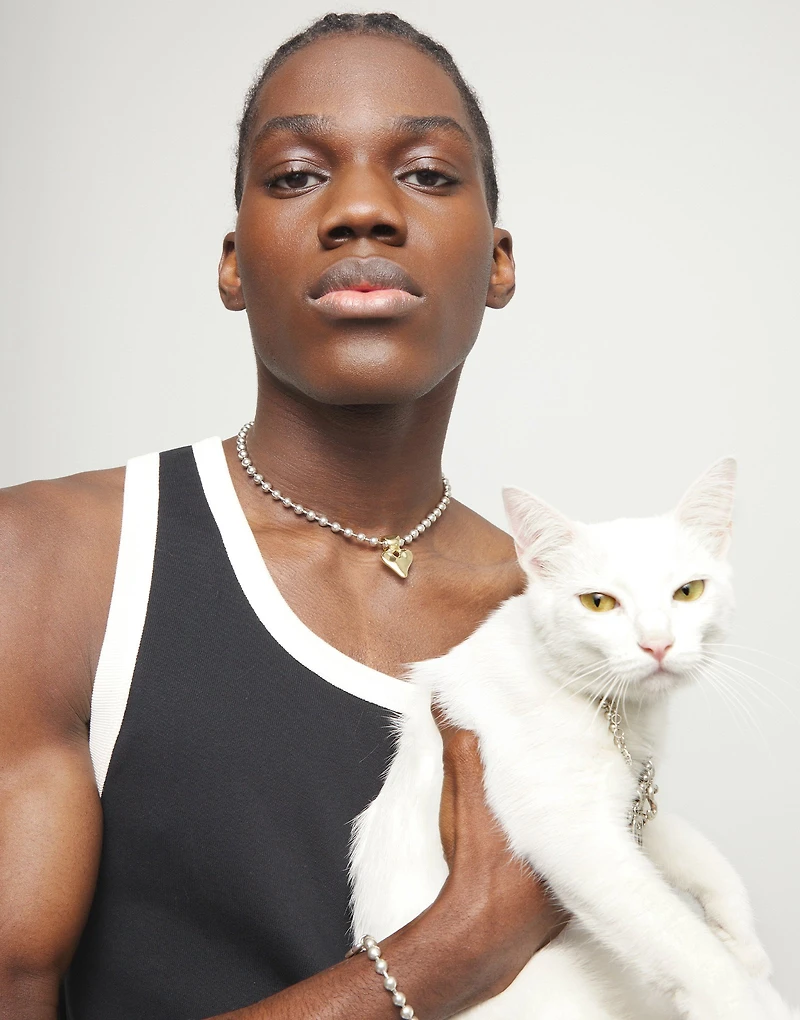 Beaded short necklace with heart detail