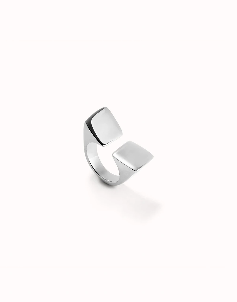 Geometric ring with large square shape