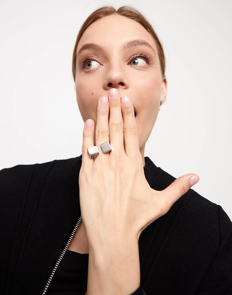 Geometric ring with large square shape