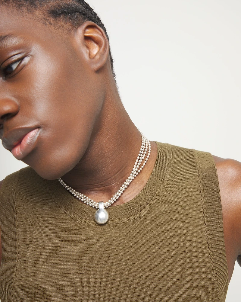 Short necklace with silver threads and large sphere