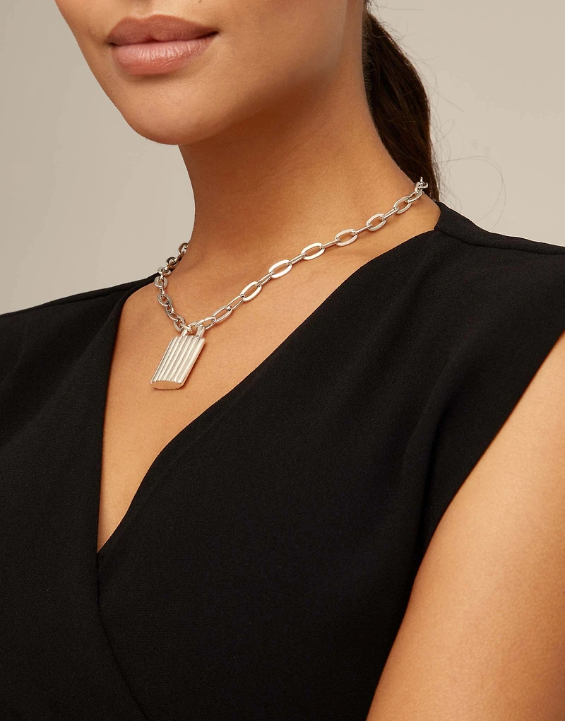 Short oval link chain pendant necklace with padlock