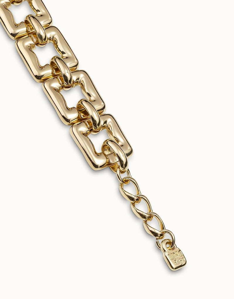Short chain bracelet with square-shaped links