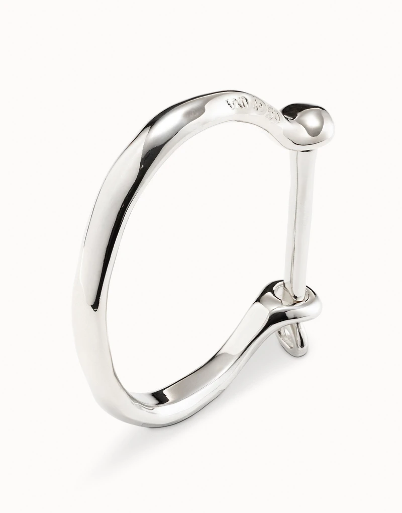 Bangle bracelet with a shackle shaped clasp